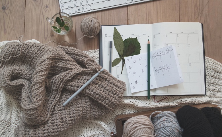 かぎ針で簡単！コーヒースリーブの編み方をご紹介！編み方動画や無料編み図も