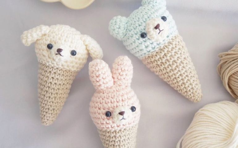 かぎ針で編むラトル&ベビートイの編み方3選！【簡単に作れる編み図と  