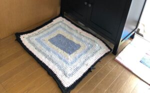 古着をリサイクルして作る玄関マット