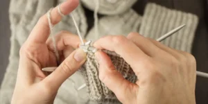 編み物でメリヤス編みを楽しむ手元のイメージ