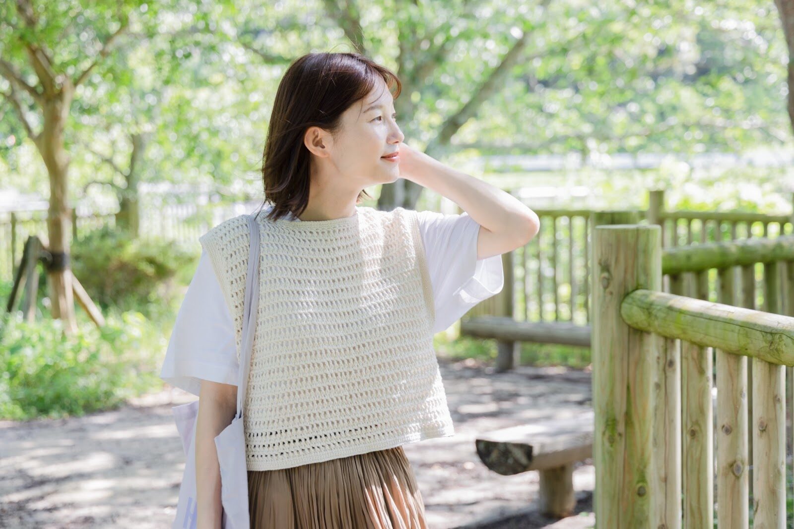 重ねるだけで心地よい、やわらかなベスト｜こつこつ編みたいクロシェ